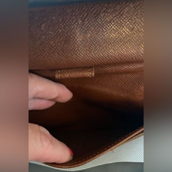 Auth Louis Vuitton Sarah wallet. Thais wallet comes with a snap pocket inside - Picture 11 of 12